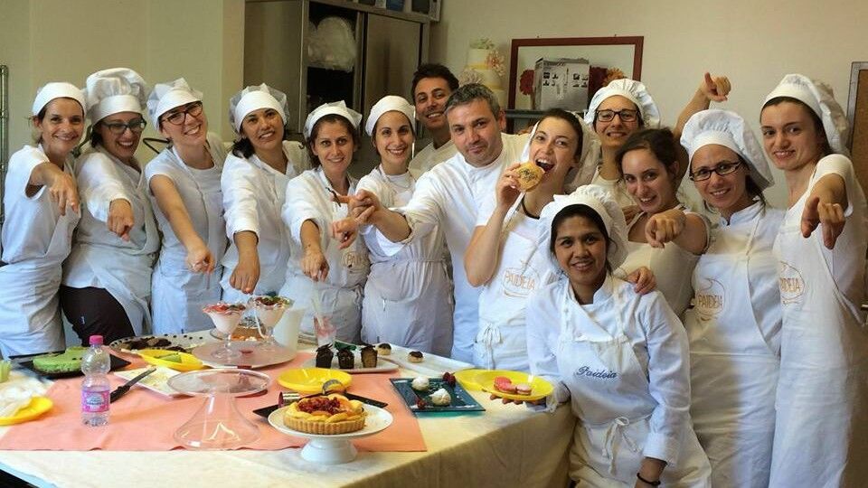 Corsisti adulti festeggiano al termine degli esami di pasticceria