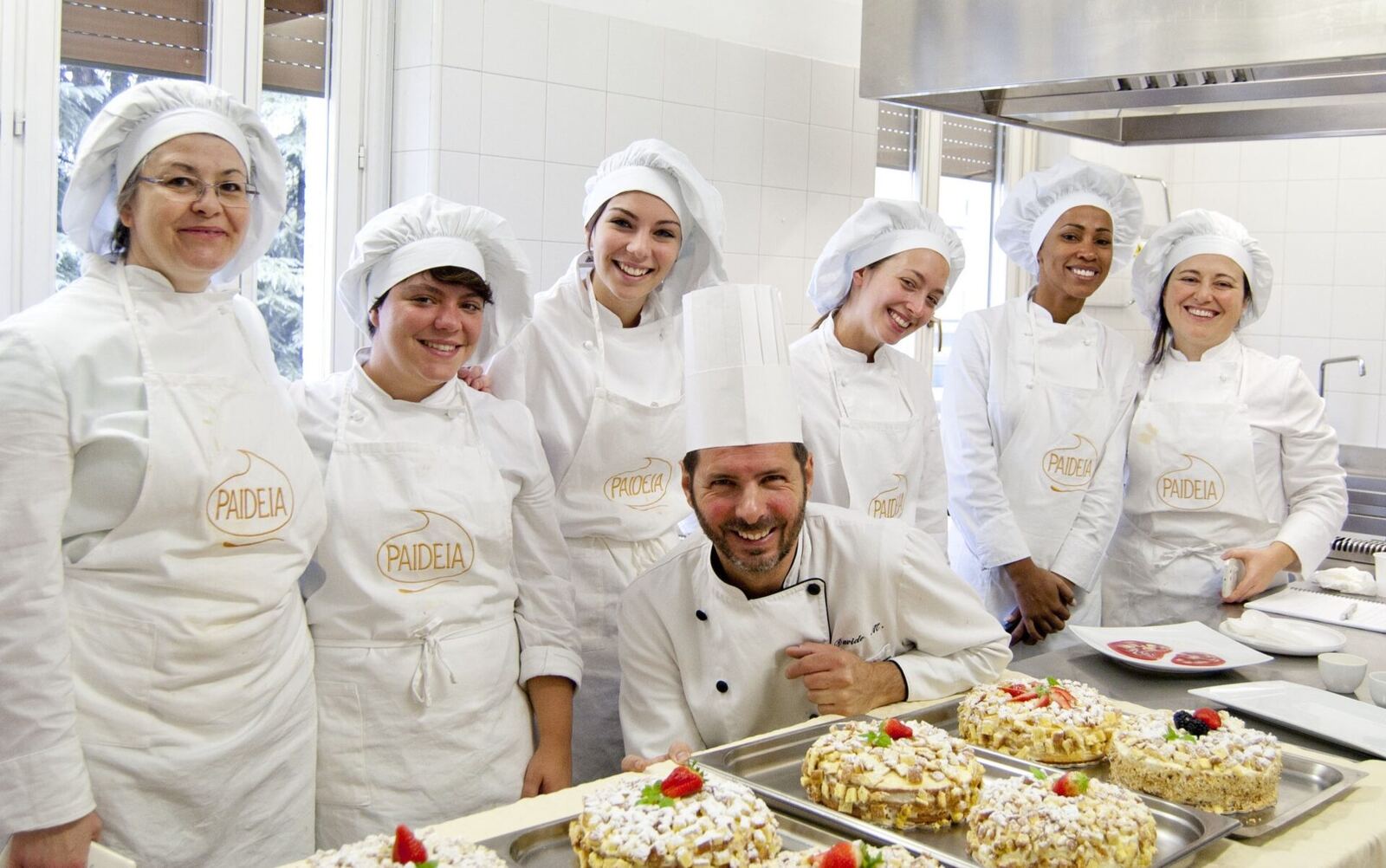 Corsisti adulti con le loro torte al termine di un corso Paideia