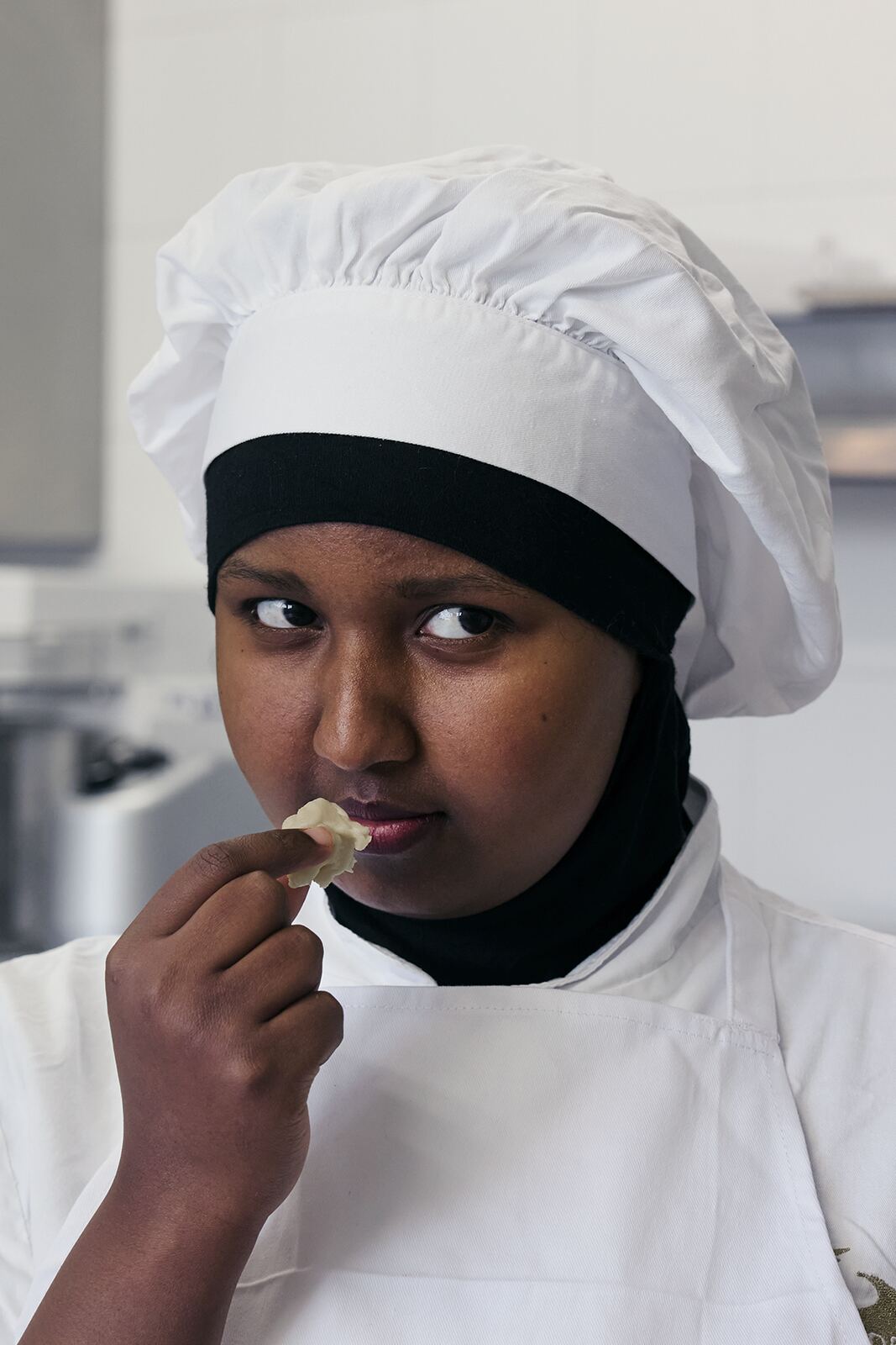Allieva assaggia una preparazione in laboratorio