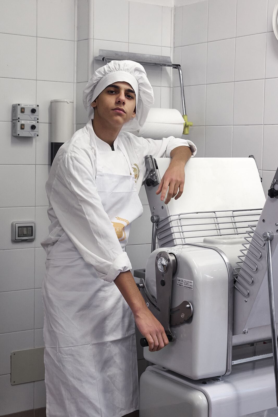 Allievo al lavoro con la sfogliatrice nei laboratori Paideia